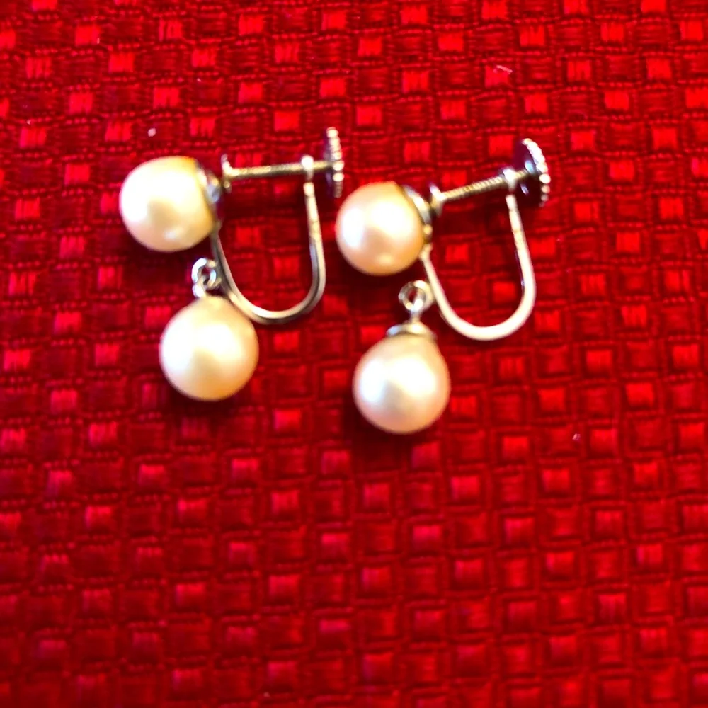 Pearl earrings with screw backings 14k white. Vintage elegant with little chain. - Picture 1 of 5
